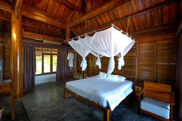 Quels sont les meilleurs sentiers pour une randonnée le long de la Côte d'Azur en France?